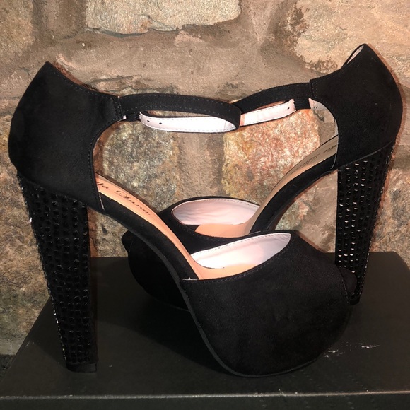 Bella Luna Shoes - (MAKE OFFERS 💰) Bella Luna Suede New Heels